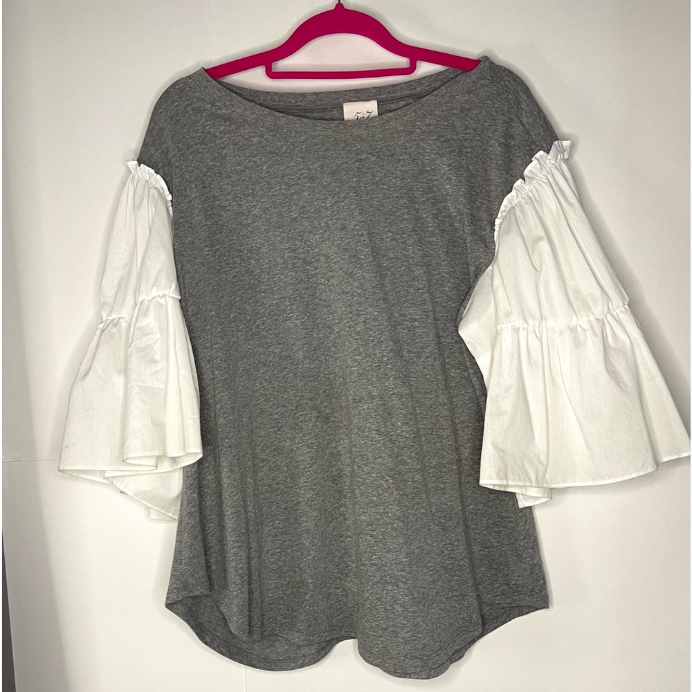 CINQ A SEPT  flutter sleeve blouse size medium